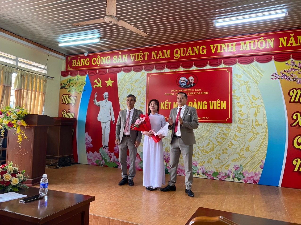 CHI BỘ TRƯỜNG THPT DI LINH TỔ CHỨC KẾT NẠP 02 HỌC SINH ƯU TÚ VÀO ĐẢNG