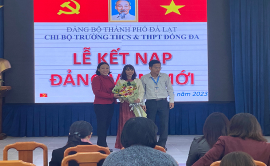 CÔNG ĐOÀN TRƯỜNG THCS & THPT ĐỐNG ĐA GIỚI THIỆU THÀNH CÔNG ĐOÀN VIÊN CÔNG ĐOÀN ƯU TÚ CHO CHI BỘ KẾT NẠP ĐẢNG VIÊN MỚI NĂM 2023