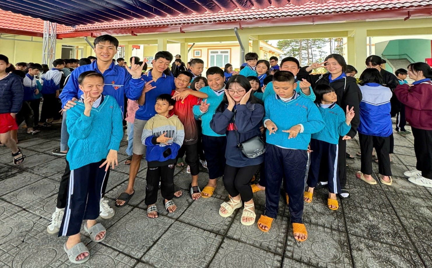 HÀNH TRÌNH “TRAO GỬI YÊU THƯƠNG” TẠI TRUNG TÂM HỖ TRỢ PHÁT TRIỂN GIÁO DỤC HÒA NHẬP TỈNH LÂM ĐỒNG CỦA CHI ĐOÀN 12A3 – TRƯỜNG THPT NGUYỄN VIẾT XUÂN 