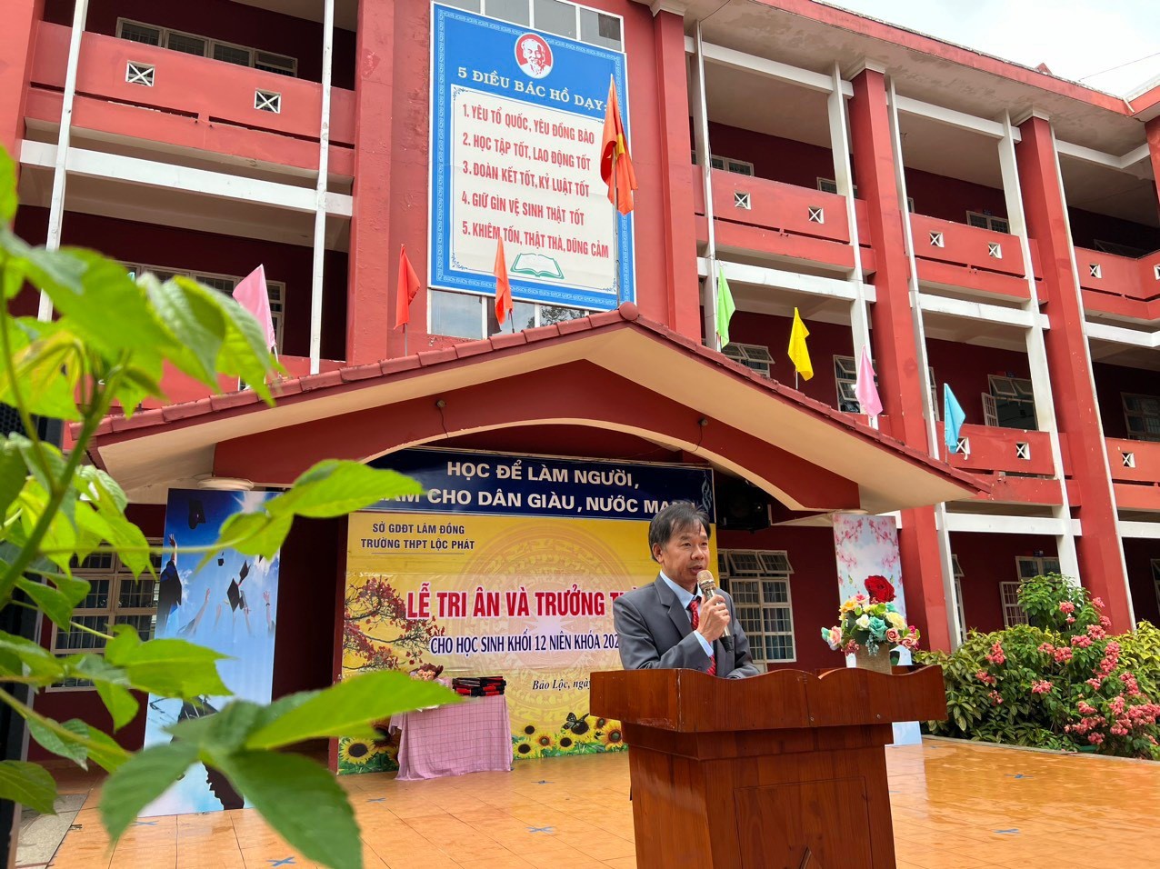 TRƯỜNG THPT LỘC PHÁT TỔ CHỨC LỄ TRI ÂN VÀ TRƯỞNG THÀNH CHO HỌC SINH LỚP 12 NIÊN KHÓA 2021-2024
