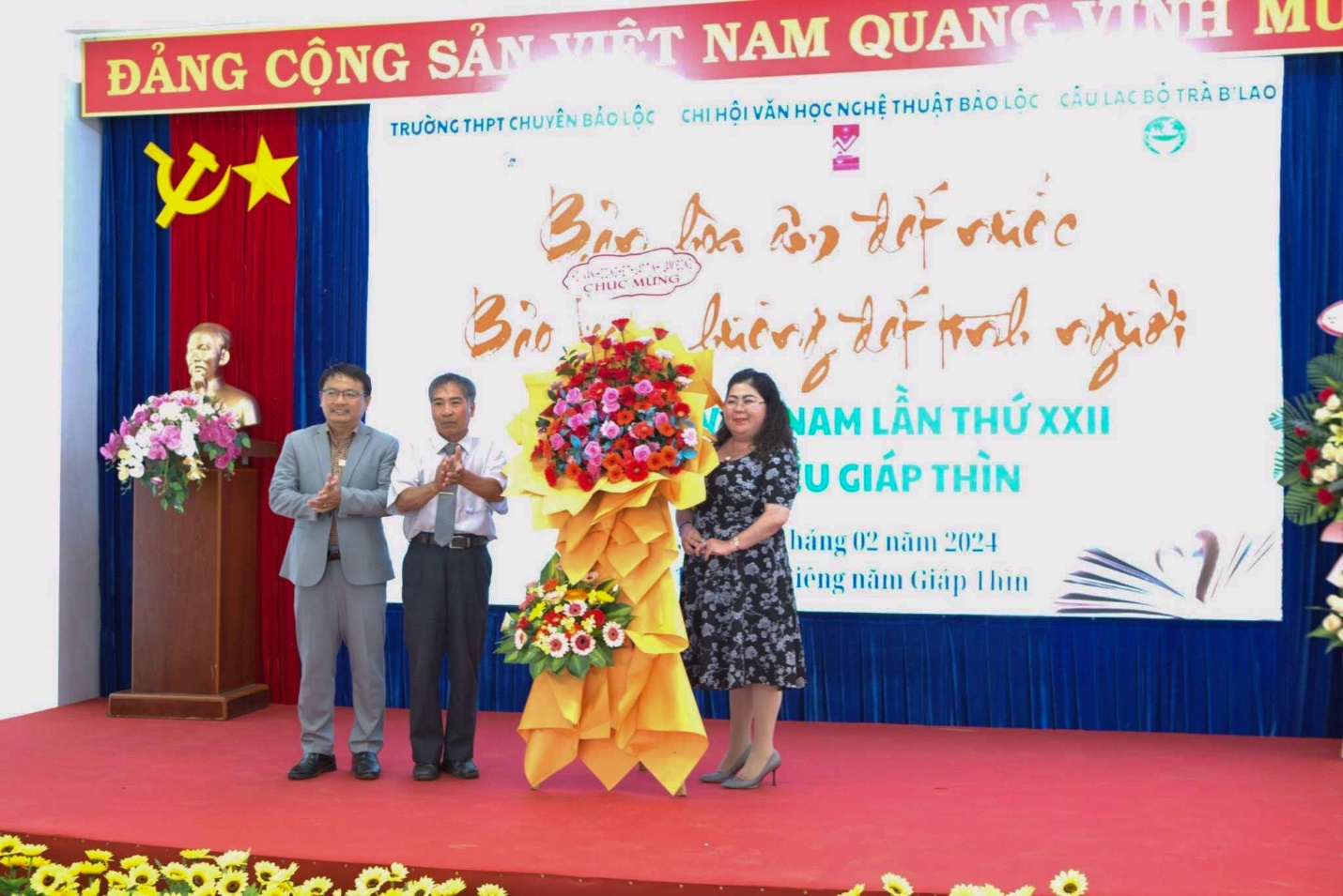 NGOẠI KHÓA KỈ NIỆM 22 NĂM NGÀY THƠ VIỆT NAM VỚI CHỦ ĐỀ “BẢN HÒA ÂM ĐẤT NƯỚC – BẢO LỘC HƯƠNG ĐẤT, TÌNH NGƯỜI” TẠI TRƯỜNG THPT CHUYÊN BẢO LỘC