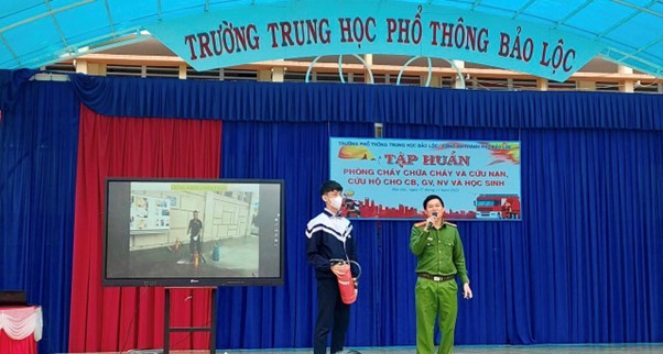 TRƯỜNG THPT BẢO LỘC PHỐI HỢP VỚI CÔNG AN THÀNH PHỐ TẬP HUẤN PHÒNG CHÁY, CHỮA CHÁY VÀ CỨU NẠN, CỨU HỘ CHO CÁN BỘ, GIÁO VIÊN, NHÂN VIÊN VÀ HỌC SINH
