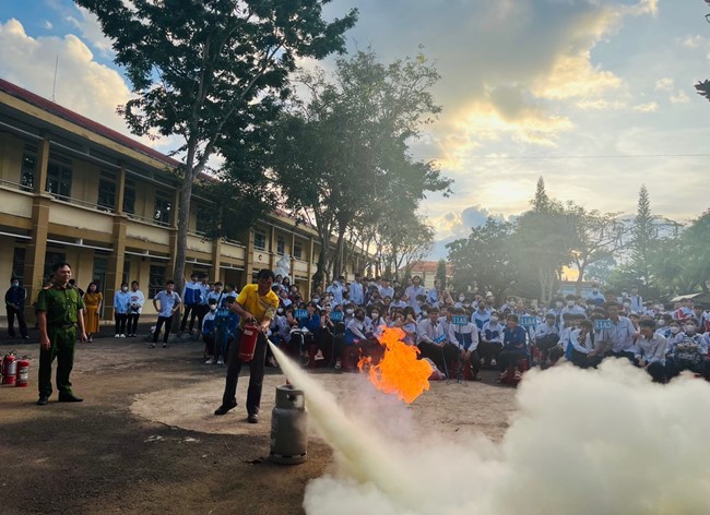 Nhất thủy, nhì hỏa - Nước xa không cứu được lửa gần. Cháy! Cháy! Mối hiểm họa khôn lường!