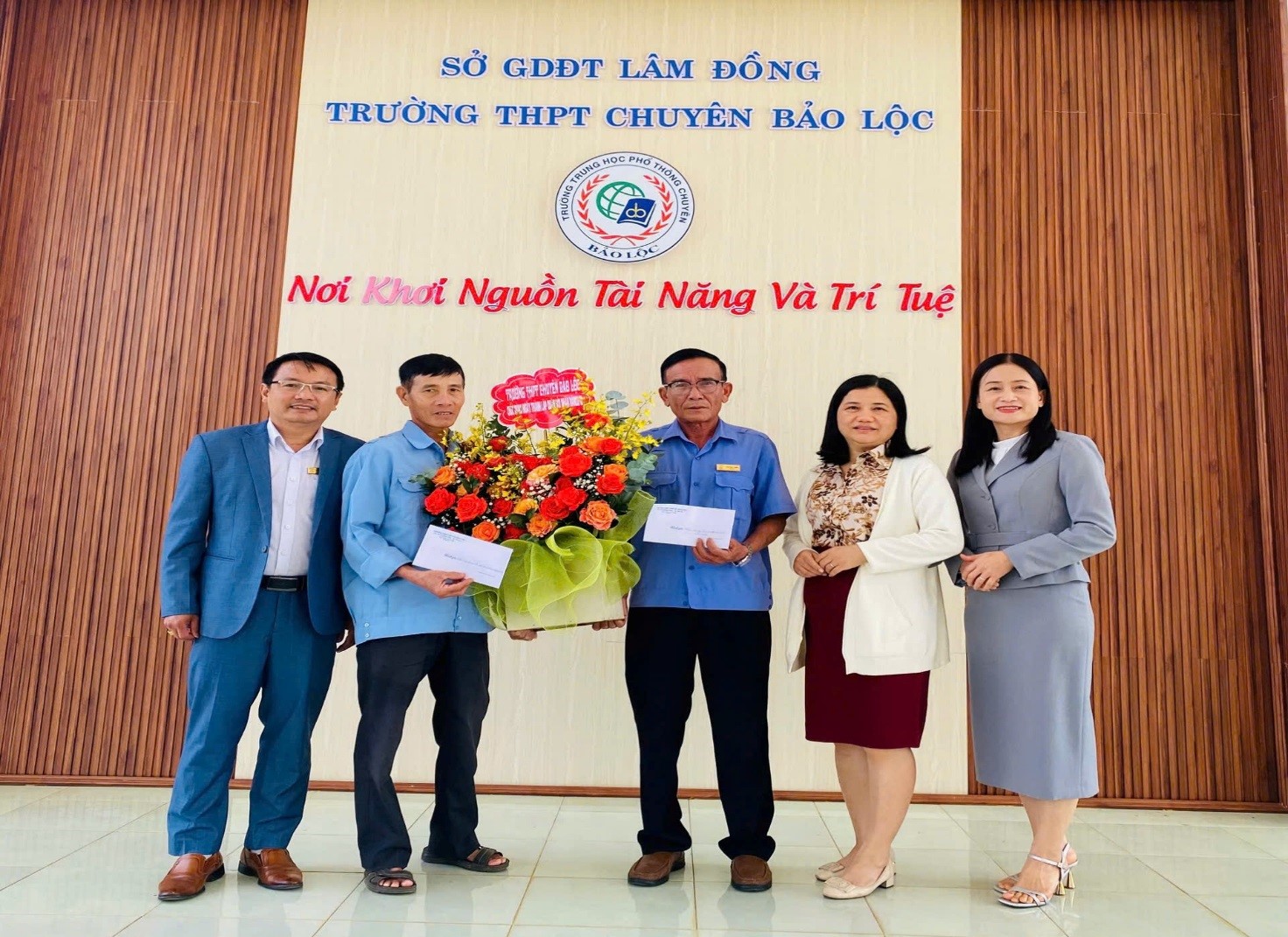 TUỔI TRẺ TRƯỜNG THPT CHUYÊN BẢO LỘC VỚI HOẠT ĐỘNG KỶ NIỆM 80 NĂM NGÀY THÀNH LẬP QUÂN ĐỘI NHÂN DÂN VIỆT NAM VÀ 35 NĂM NGÀY HỘI QUỐC PHÒNG TOÀN DÂN