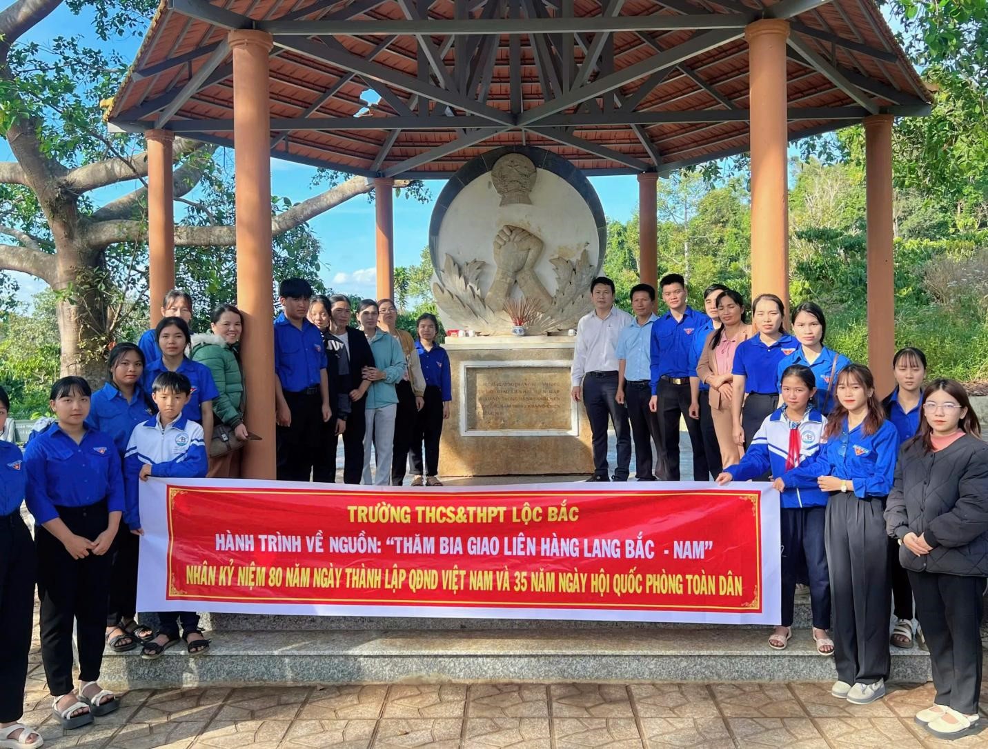 CÔNG ĐOÀN TRƯỜNG THCS&THPT LỘC BẮC PHỐI HỢP VỚI CHÍNH QUYỀN NHÀ TRƯỜNG TỔ CHỨC HOẠT ĐỘNG  KỈ NIỆM 80 NĂM NGÀY THÀNH LẬP QUÂN ĐỘI NHÂN DÂN VIỆT NAM VÀ 35 NĂM NGÀY HỘI QUỐC PHÒNG TOÀN DÂN