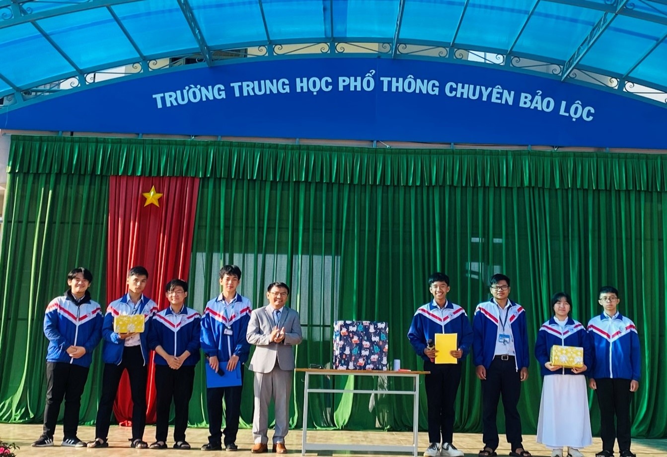 CÔNG ĐOÀN CƠ SỞ TRƯỜNG THPT CHUYÊN BẢO LỘC PHỐI HỢP VỚI ĐOÀN THANH NIÊN TỔ CHỨC NGOẠI KHÓA HƯỞNG ỨNG NGÀY QUỐC TẾ HẠNH PHÚC 20/3