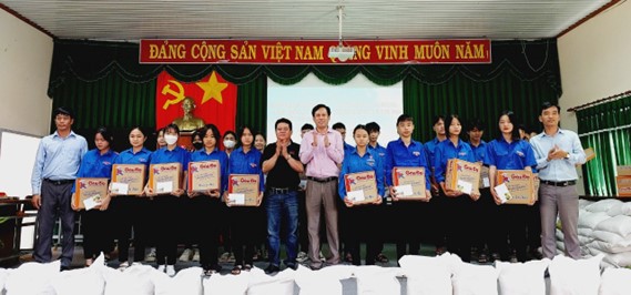 TRƯỜNG THPT LÊ THỊ PHA TRAO QUÀ TẾT CHO HỌC SINH KHÓ KHĂN VƯƠN LÊN TRONG HỌC TẬP – RÈN LUYỆN