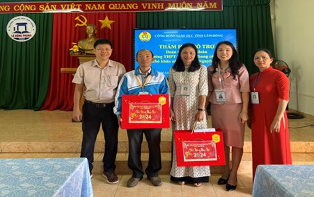 CÔNG ĐOÀN NGÀNH GIÁO DỤC CÙNG ĐOÀN VIÊN CÔNG ĐOÀN ĐÓN TẾT NGUYÊN ĐÁN