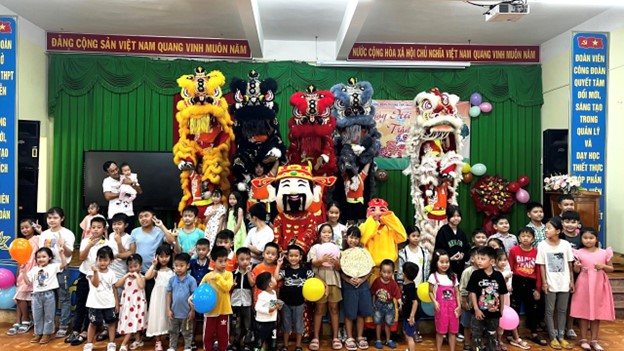 CÔNG ĐOÀN TRƯỜNG THPT NGUYỄN TRI PHƯƠNG TỔ CHỨC TẾT TRUNG THU CHO CÁC CHÁU LÀ CON CỦA ĐOÀN VIÊN - NGƯỜI LAO ĐỘNG.