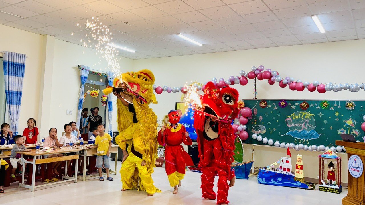 LỄ HỘI TRUNG THU TRÀN NGẬP NIỀM VUI DÀNH CHO CON EM CÁN BỘ, GIÁO VIÊN, NHÂN VIÊN TRƯỜNG THPT TRƯỜNG CHINH