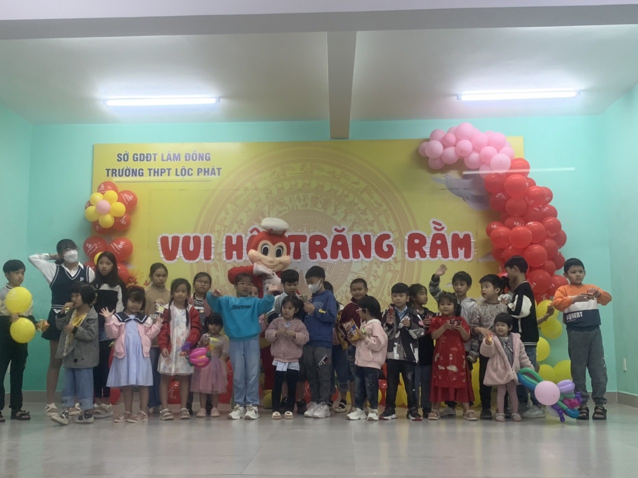 CÔNG ĐOÀN CƠ SỞ TRƯỜNG THPT LỘC PHÁT TỔ CHỨC TẾT TRUNG THU CHO HỌC SINH VÀ CON EM CÁN BỘ - GIÁO VIÊN - NHÂN VIÊN TRONG NHÀ TRƯỜNG