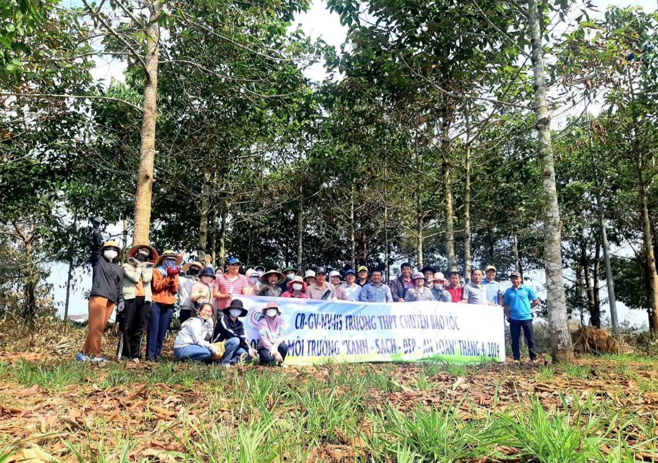 Tập thể Cán bộ, giáo viên, nhân viên, học sinh trường THPT Chuyên Bảo Lộc ra quân lao động nhằm tạo cảnh quan trường học sáng - xanh - sạch - đẹp.