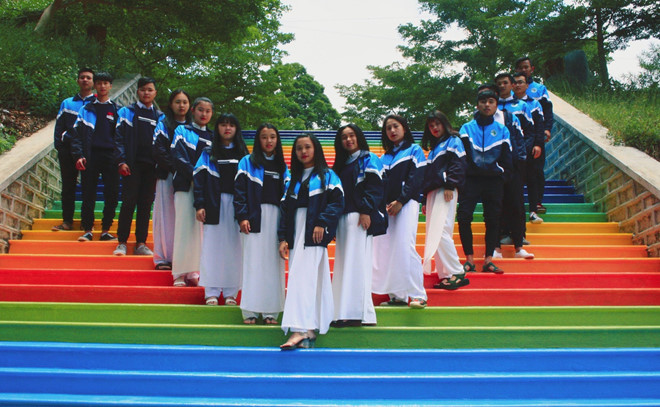 Học sinh Lâm Đồng thích thú với bậc thang '7 sắc cầu vồng'