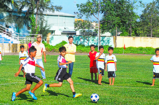 Nhà trường tham gia giải bóng đá truyền thống chào mừng ngày 20/11