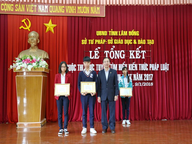 Coi trọng giáo dục pháp luật cho học sinh