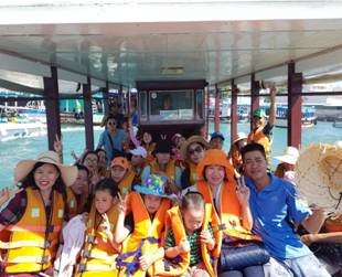 Công đoàn trường THPT Chu Văn An tổ chức tham quan du lịch, vui chơi, tắm biển cho các cháu là con em của đoàn viên lao động nhà trường.