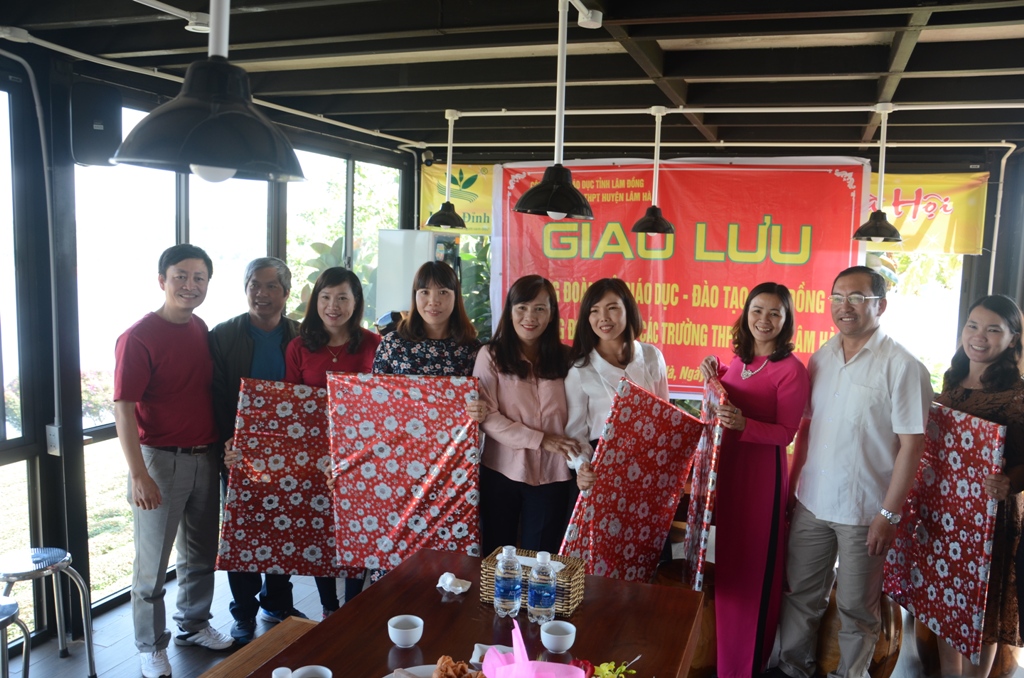 Công đoàn cơ quan văn phòng Sở Giáo dục và Đào tạo Lâm Đồng tổ chức sinh hoạt, giao lưu kỷ niệm ngày Quốc tế phụ nữ 8/3