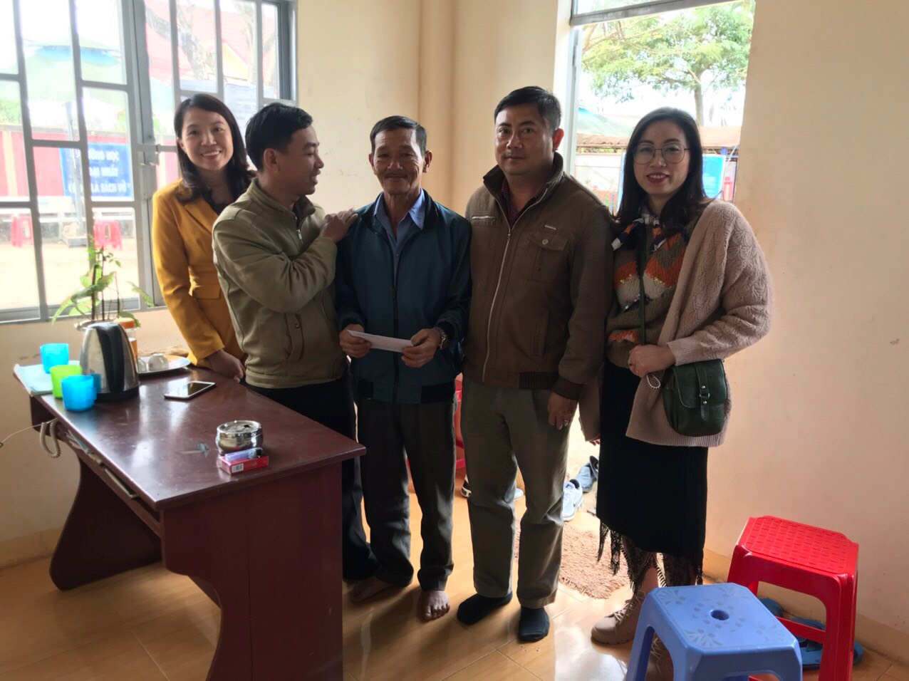 CĐCS TRƯỜNG THPT PHAN BỘI CHÂU ĐẠI DIỆN CHĂM LO TẾT CHO ĐOÀN VIÊN