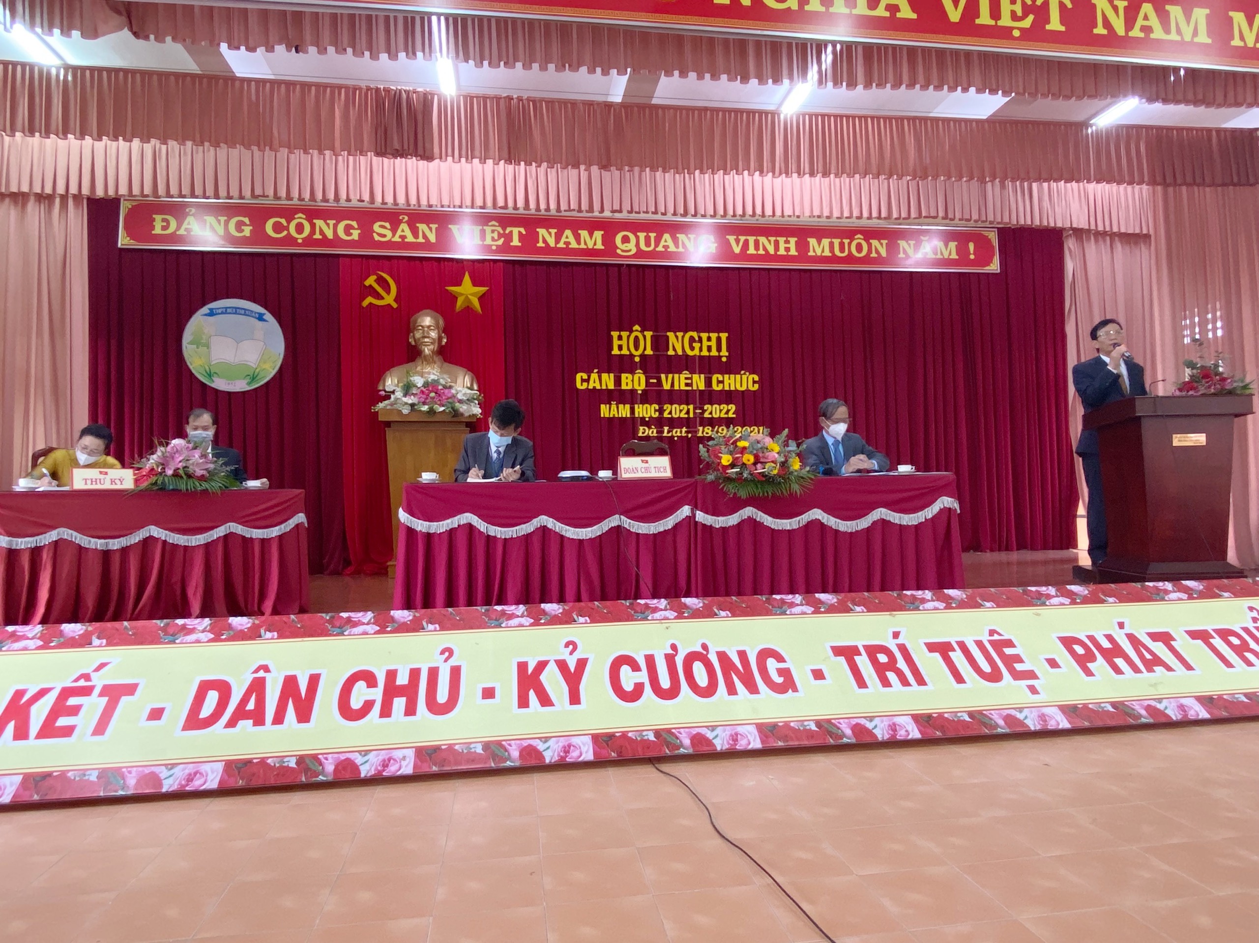 HỘI NGHỊ CB-VC TRƯỜNG THPT BÙI THỊ XUÂN, HỘI NGHỊ CỦA MỘT NĂM HỌC ĐẶC BIỆT