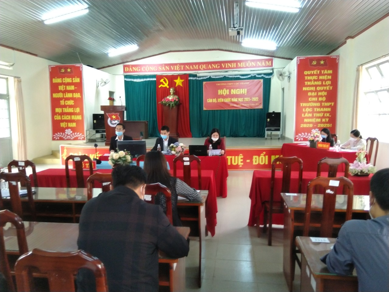 PHÁT HUY DÂN CHỦ CƠ SỞ, CÔNG KHAI TRONG CÁC HOẠT ĐỘNG GIÁO DỤC, XÂY DỰNG KẾ HOẠCH NĂM HỌC 2021-2022 QUA HỘI NGHỊ CBVC.