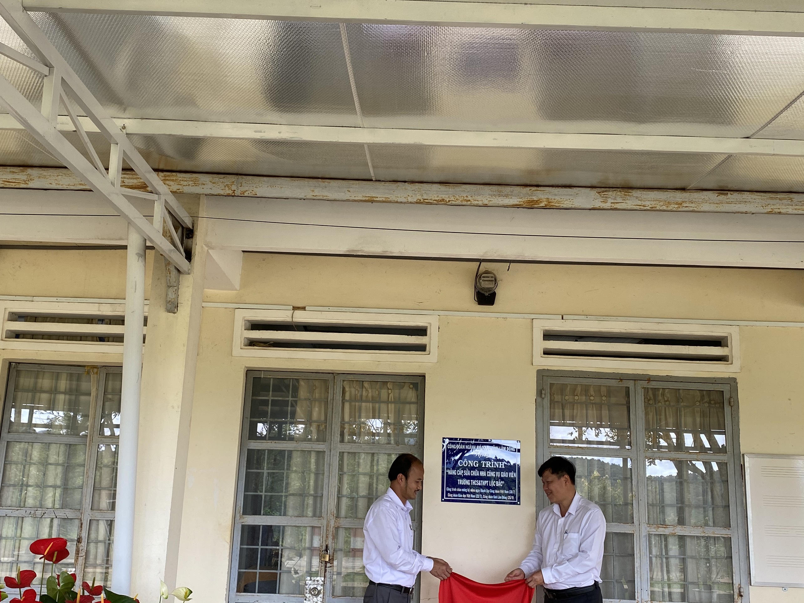 LỄ BÀN GIAO CÔNG TRÌNH NÂNG CẤP-SỬA CHỮA NHÀ CÔNG VỤ GIÁO VIÊN TRƯỜNG THCS & THPT LỘC BẮC