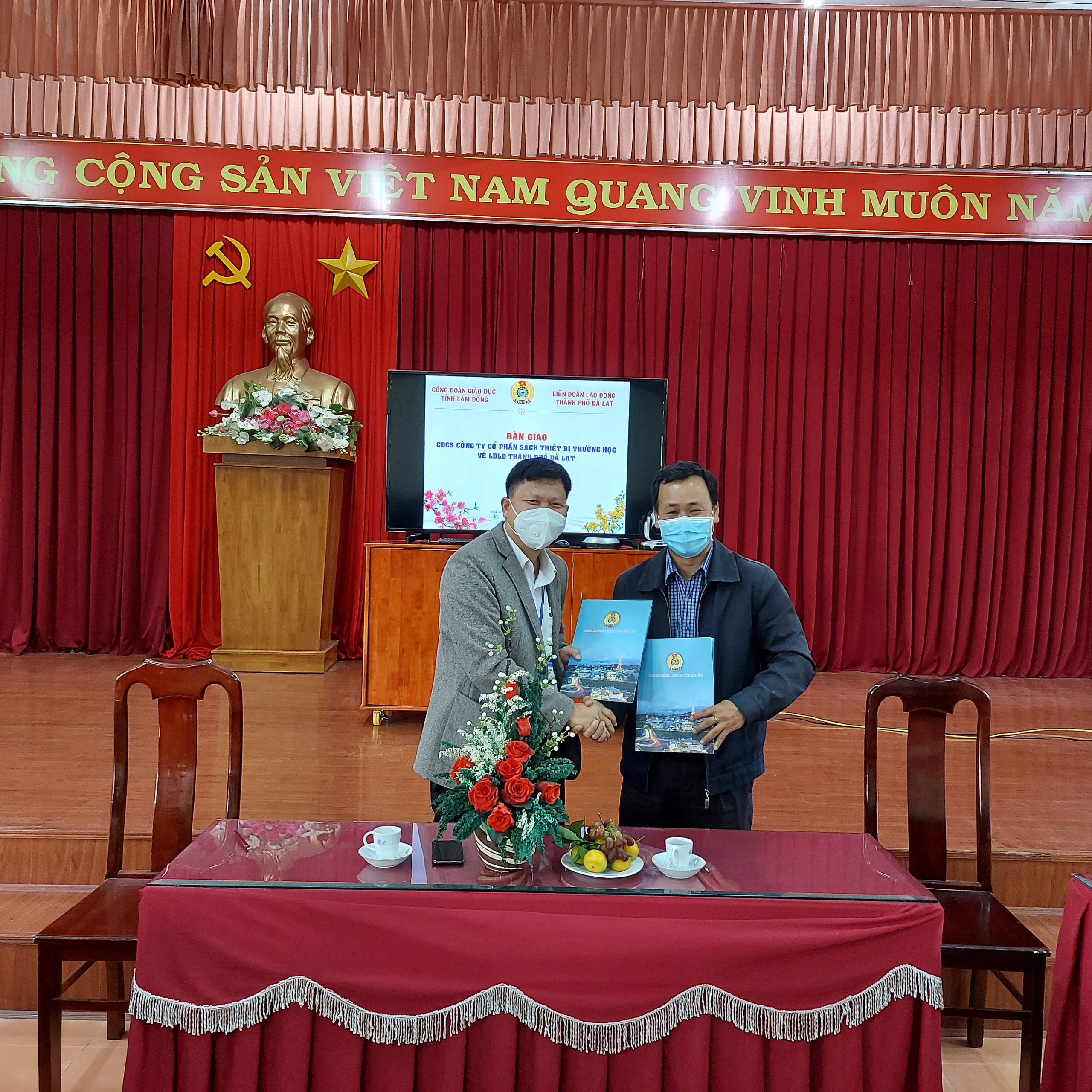 Công đoàn Giáo dục tỉnh Lâm Đồng tổ chức bàn giao CĐCS  về Liên đoàn Lao động Thành phố Đà Lạt