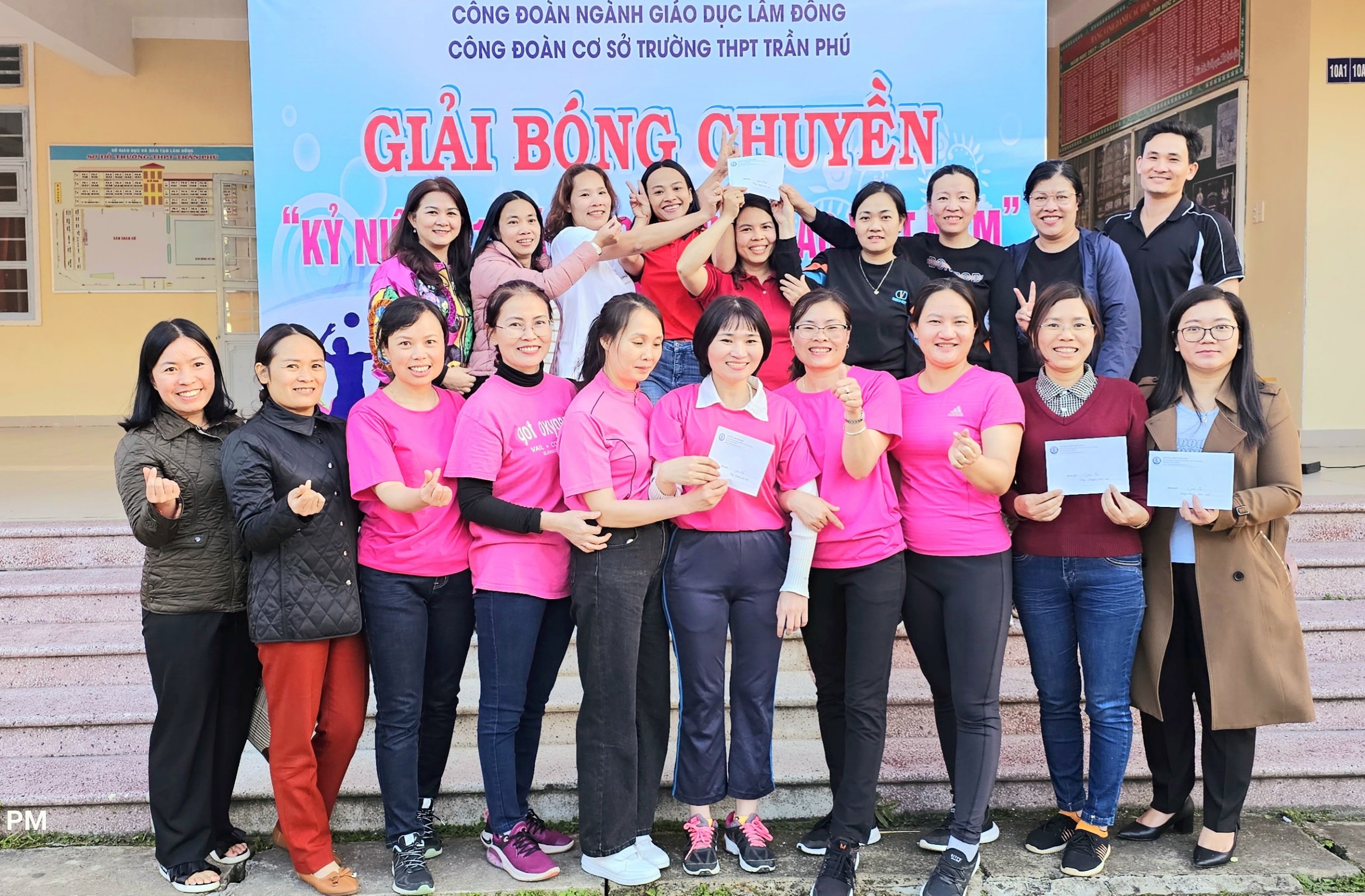 TỔ CHỨC GIẢI BÓNG CHUYỀN HƠI NỮ  CHÀO MỪNG 41 NĂM NGÀY NHÀ GIÁO VIỆT NAM