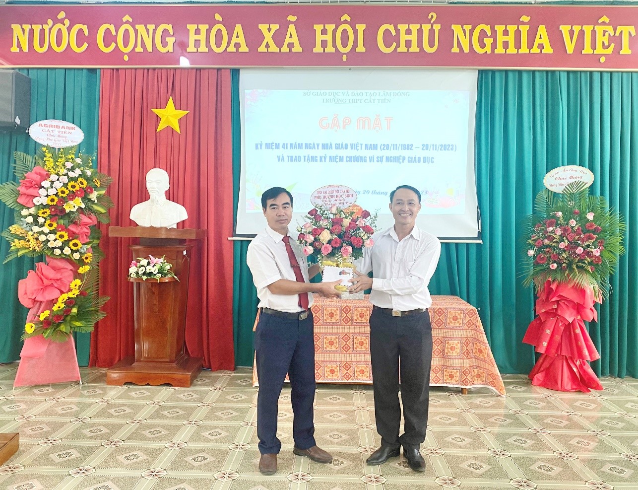 TRƯỜNG THPT CÁT TIÊN TỔ CHỨC GẶP MẶT KỶ NIỆM 41 NĂM NGÀY NHÀ GIÁO VIỆT NAM  VÀ TRAO TẶNG KỶ NIỆM CHƯƠNG VÌ SỰ NGHIỆP GIÁO DỤC