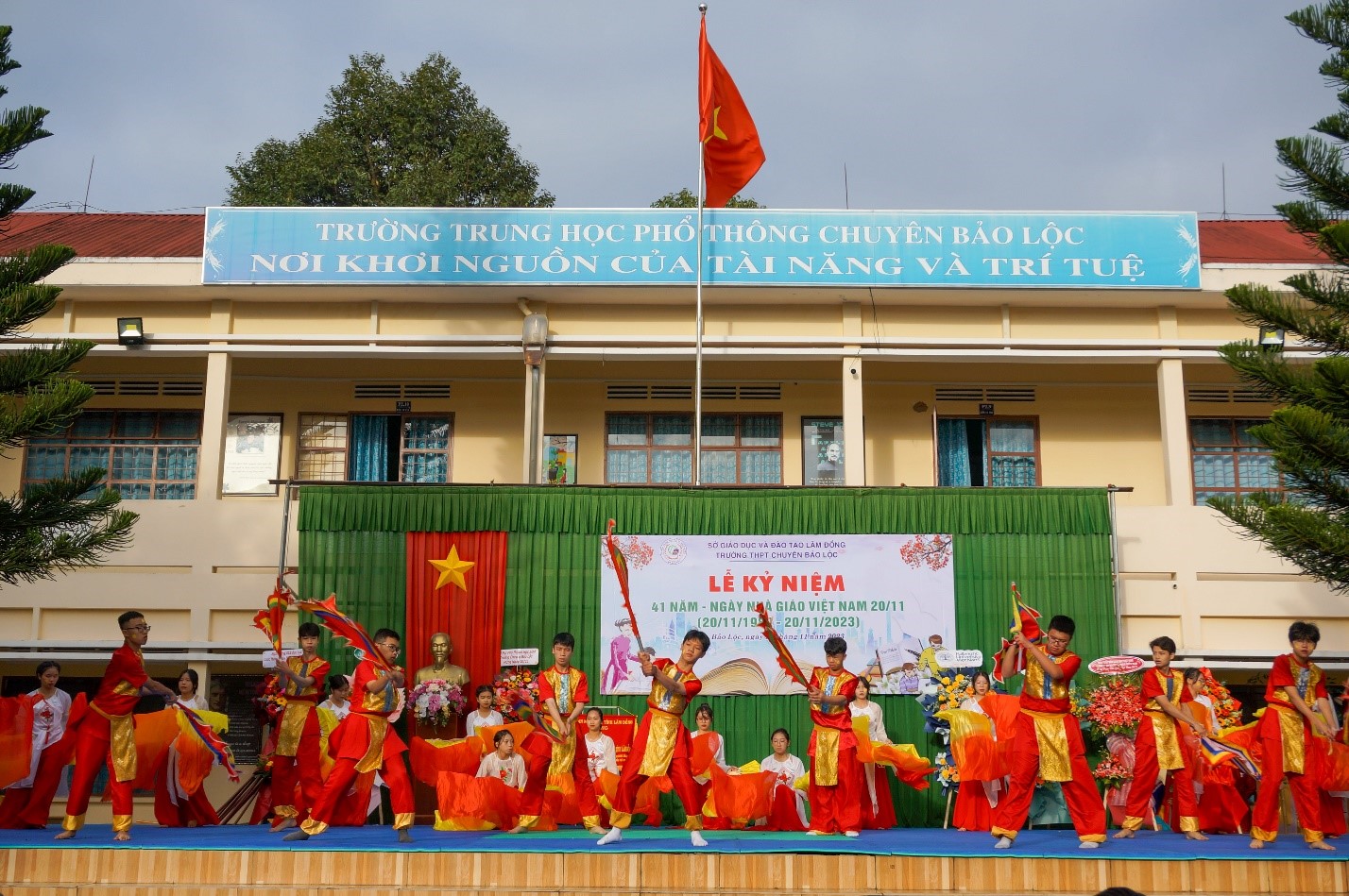 TRƯỜNG THPT CHUYÊN BẢO LỘC TỔ CHỨC LỄ KỶ NIỆM  41 NĂM NGÀY NHÀ GIÁO VIỆT NAM (20/11/1982 – 20/11/2023)