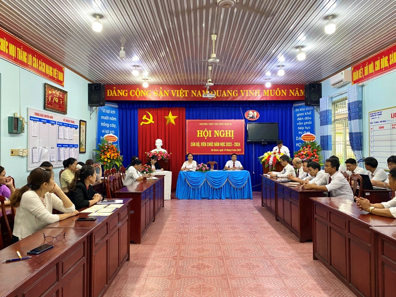 CÔNG ĐOÀN CƠ SỞ TRƯỜNG THPT THỊ TRẤN ĐẠM RI  PHỐI HỢP TỔ CHỨC HỘI NGHỊ CÁN BỘ, VIÊN CHỨC  NĂM HỌC 2023 - 2024