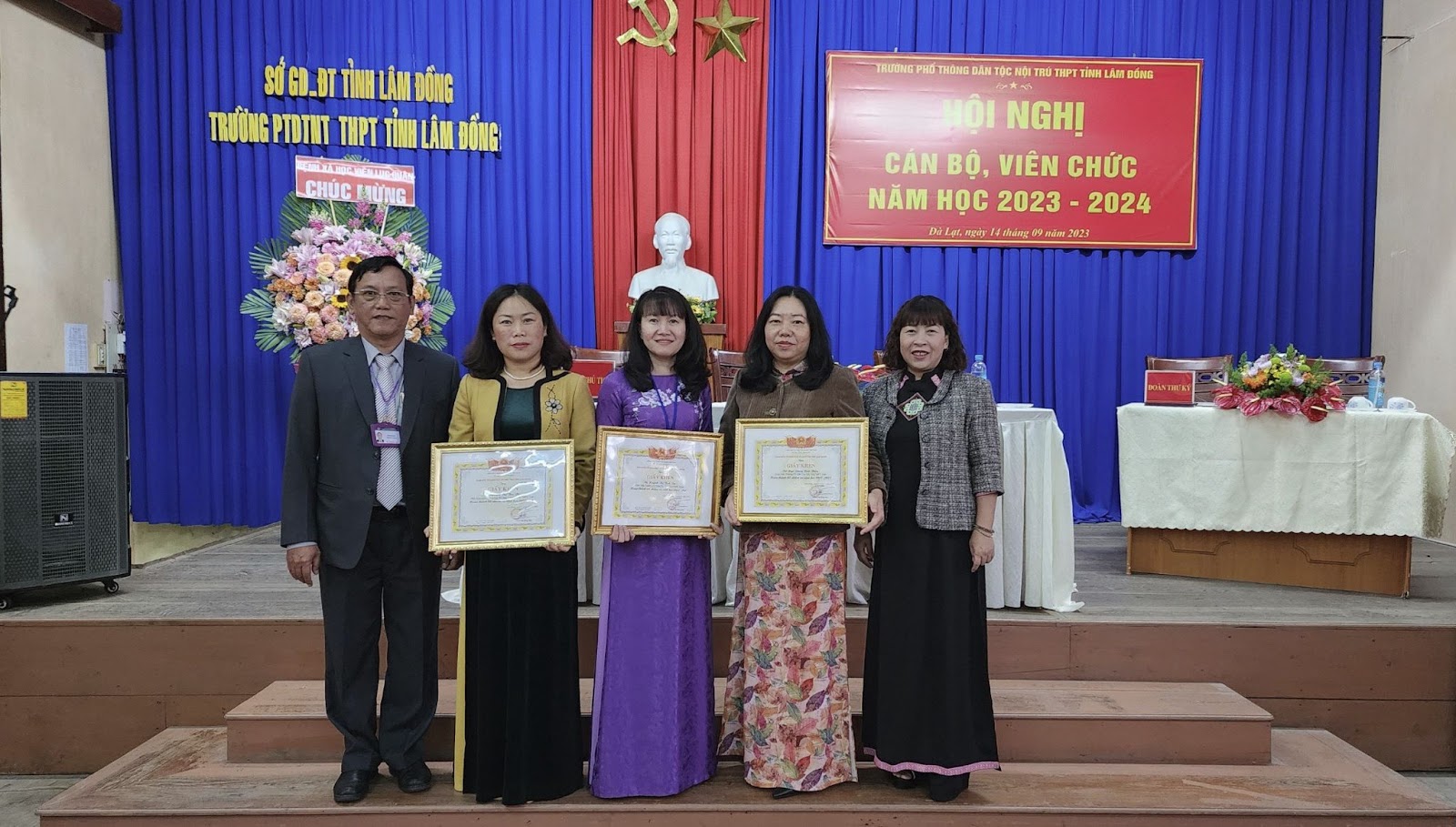 TINH THẦN QUYẾT TÂM PHÁT TRIỂN NHÀ TRƯỜNG TRONG HỘI NGHỊ CÁN BỘ VIÊN CHỨC TRƯỜNG PT DTNT THPT TỈNH LÂM ĐỒNG NĂM HỌC 2023-2024