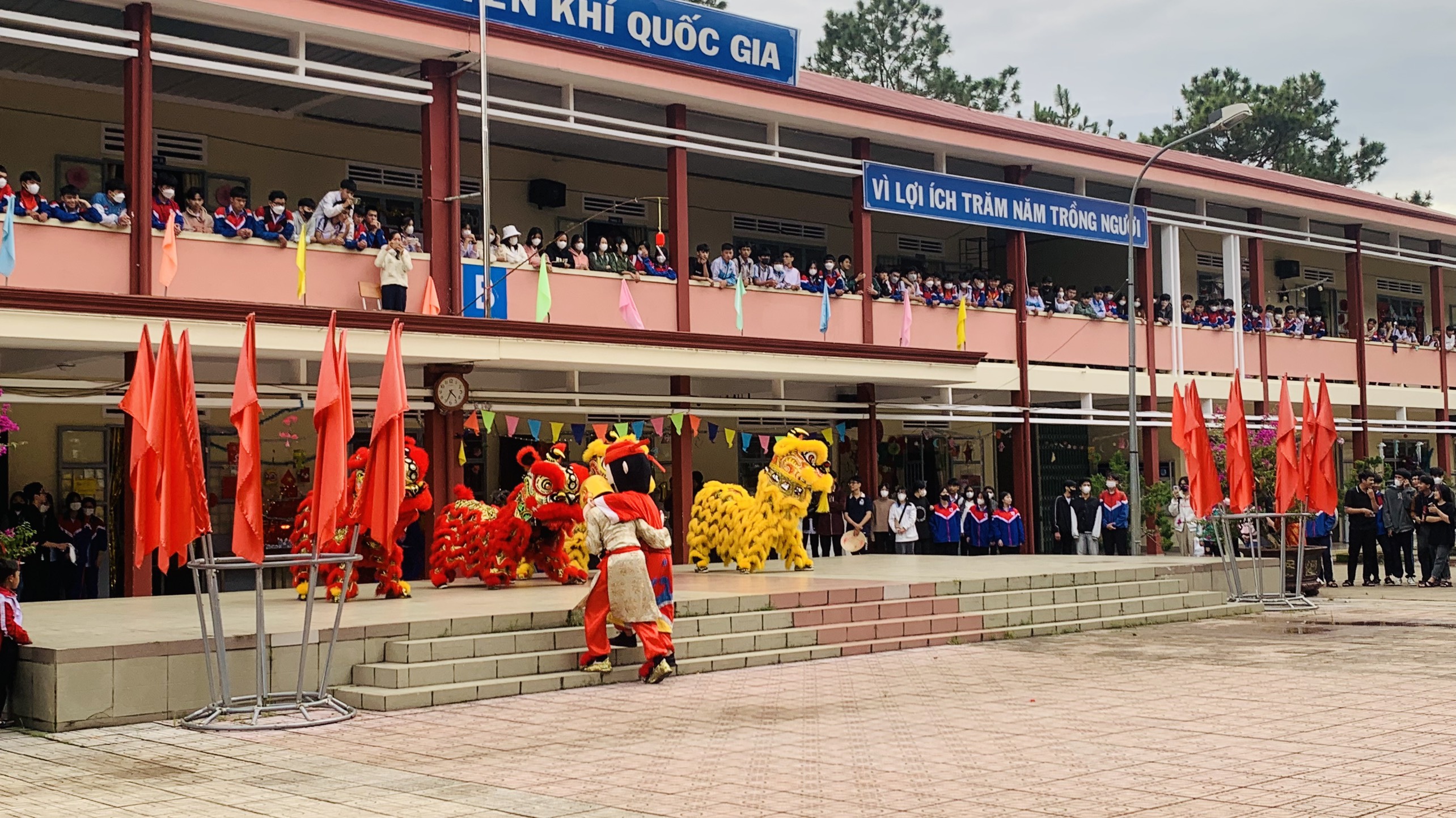 CÔNG ĐOÀN CƠ SỞ TRƯỜNG THPT BẢO LÂM TỔ CHỨC TẾT TRUNG THU CHO HỌC SINH VÀ CON EM CB-GV-CNV TRONG NHÀ TRƯỜNG