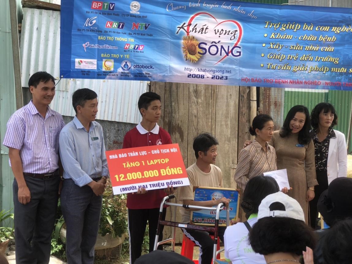 TRƯỜNG THPT HÙNG VƯƠNG CHUNG TAY TIẾP THÊM “KHÁT VỌNG SỐNG” CHO HỌC SINH CÓ HOÀN CẢNH  KHÓ KHĂN