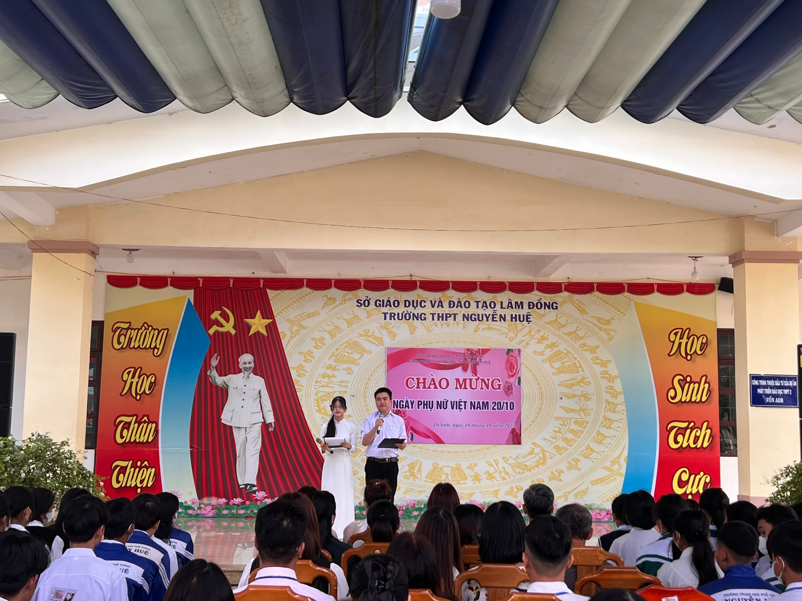 TRƯỜNG THPT NGUYỄN HUỆ TỔ CHỨC KỶ NIỆM 20/10  VÀ NGOẠI KHÓA VĂN HỌC “DÁNG HÌNH VIỆT NAM”