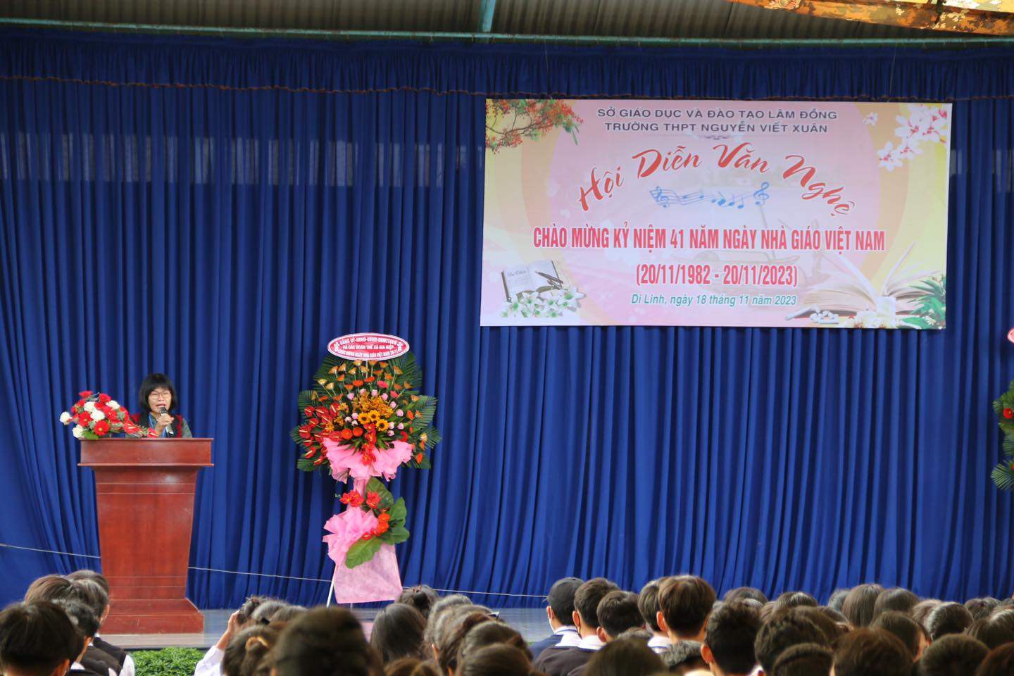 CĐCS TRƯỜNG THPT NGUYỄN VIẾT XUÂN LONG TRỌNG TỔ CHỨC HOẠT ĐỘNG KỶ NIỆM 41 NĂM NGÀY NHÀ GIÁO VIỆT NAM 
