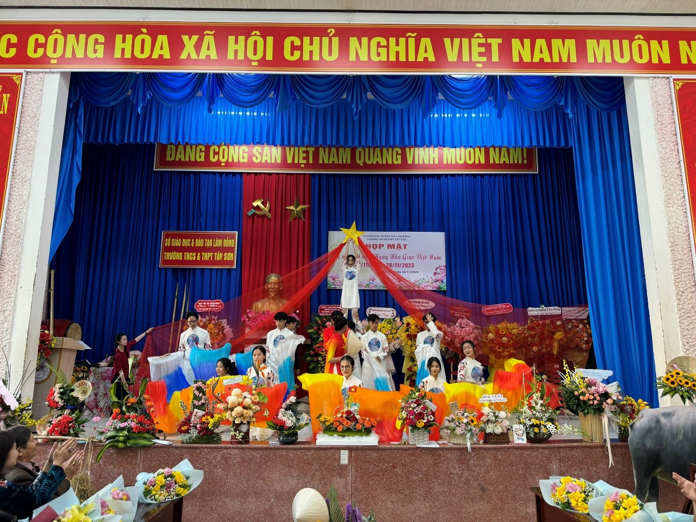 TRƯỜNG THCS&THPT TÂY SƠN TỔ CHỨC HỌP MẶT KỶ NIỆM 41 NĂM NGÀY NHÀ GIÁO VIỆT NAM (20/11/1982 – 20/11/2023)