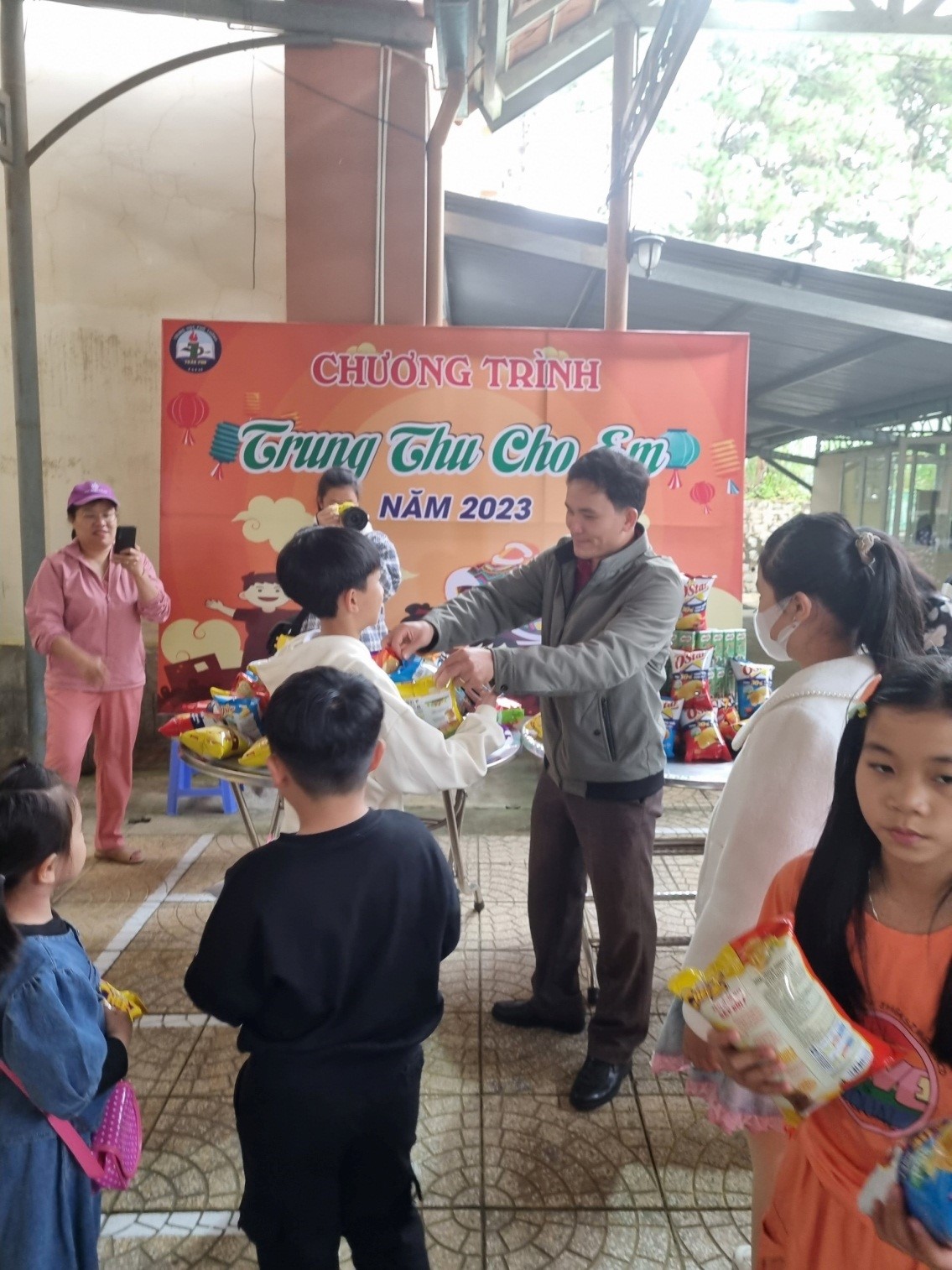 CÔNG ĐOÀN TRƯỜNG THPT TRẦN PHÚ TỔ CHỨC VUI TẾT TRUNG THU CHO CON EM ĐOÀN VIÊN CÔNG ĐOÀN