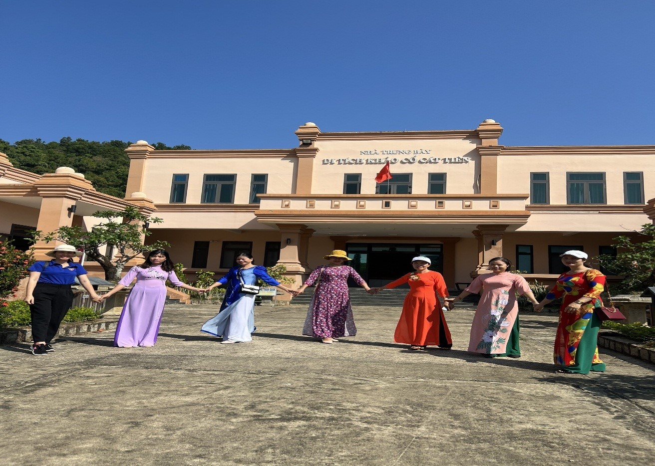 CÔNG ĐOÀN CƠ SỞ TRƯỜNG THPT GIA VIỄN VỚI HOẠT ĐỘNG CHÀO MỪNG NGÀY QUỐC TẾ PHỤ NỮ 08/3 VÀ HƯỠNG ỨNG TUẦN LỄ ÁO DÀI