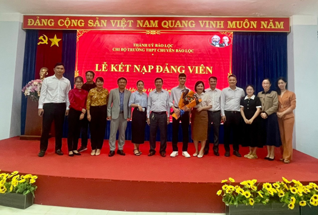 CHI BỘ TRƯỜNG THPT CHUYÊN BẢO LỘC LẦN ĐẦU TIÊN KẾT NẠP ĐẢNG VIÊN LÀ ĐOÀN VIÊN HỌC SINH TIÊU BIỂU