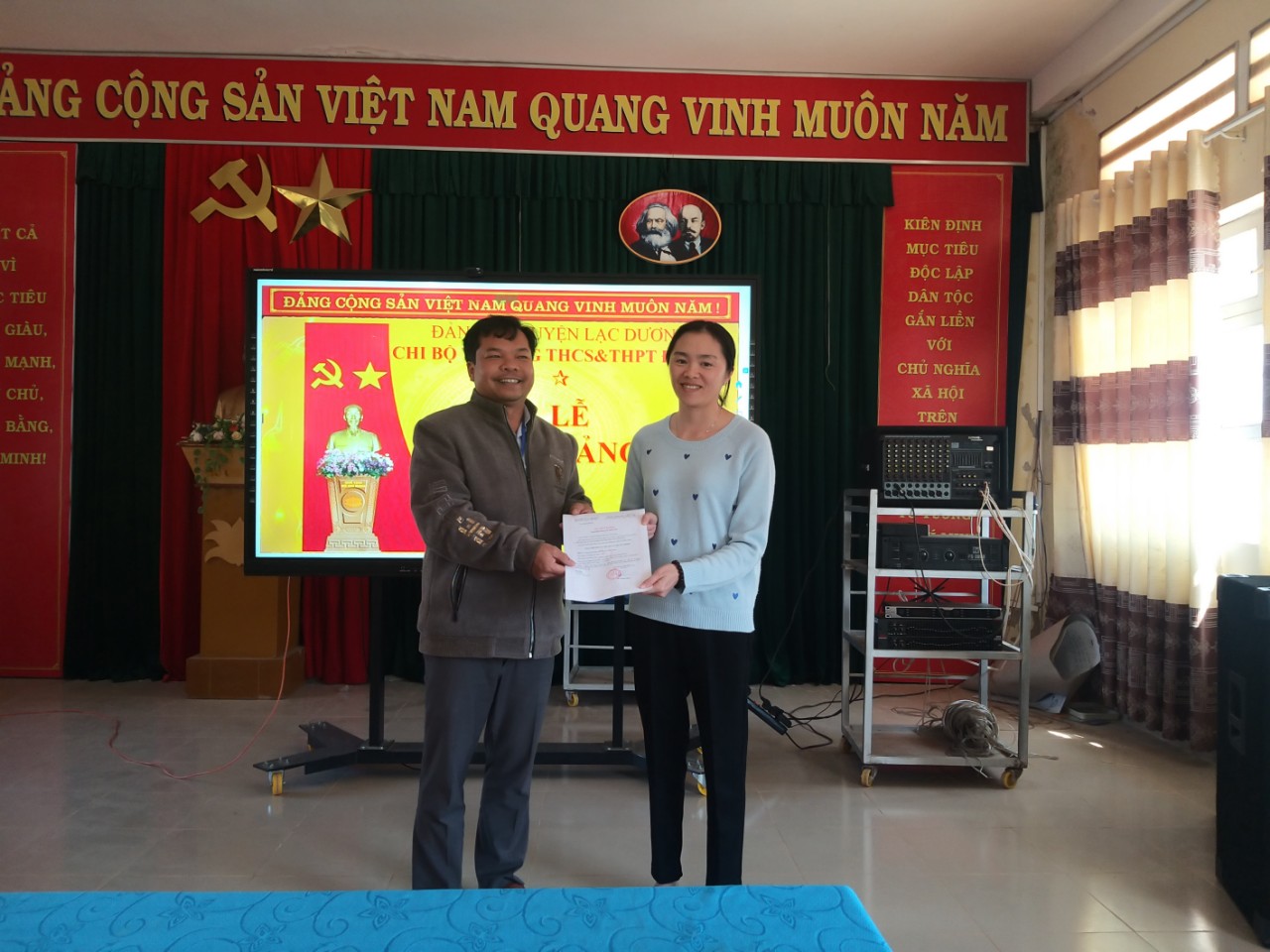 LỄ KẾT NẠP ĐẢNG VIÊN MỚI CHI BỘ TRƯỜNG THCS&THPT ĐẠ SAR