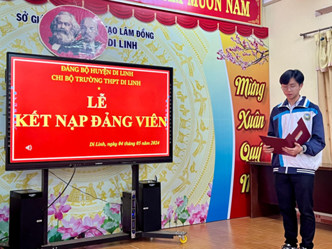 CHI BỘ TRƯỜNG THPT DI LINH TỔ CHỨC KẾT NẠP ĐẢNG VIÊN LÀ HỌC SINH