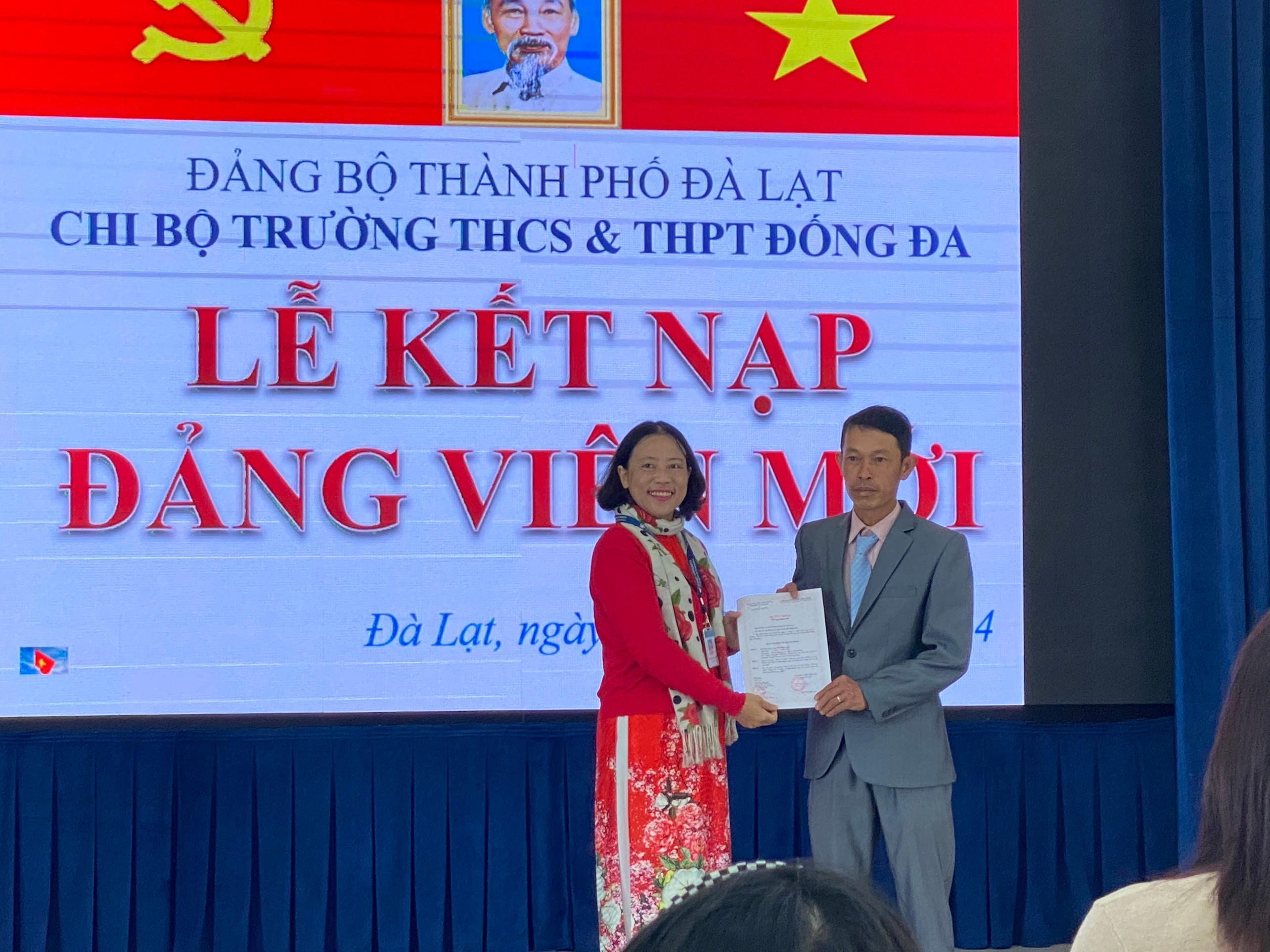 CÔNG ĐOÀN TRƯỜNG THCS & THPT ĐỐNG ĐA GIỚI THIỆU THÀNH CÔNG ĐOÀN VIÊN CÔNG ĐOÀN ƯU TÚ CHO CHI BỘ KẾT NẠP ĐẢNG VIÊN MỚI NĂM 2024