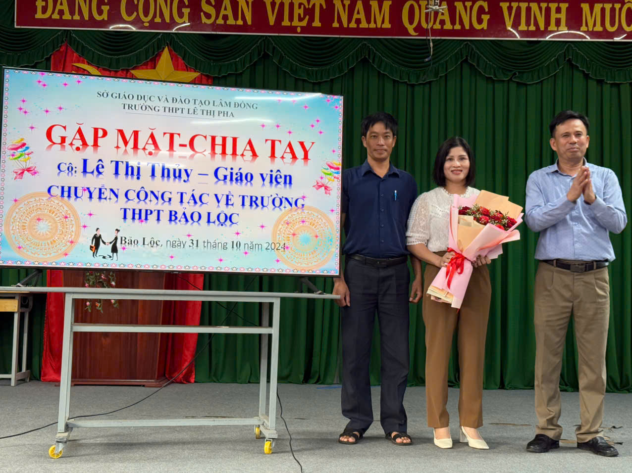 TRƯỜNG THPT LÊ THỊ PHA TỔ CHỨC BUỔI CHIA TAY GIÁO VIÊN LÊ THỊ THỦY CHUYỂN CÔNG TÁC