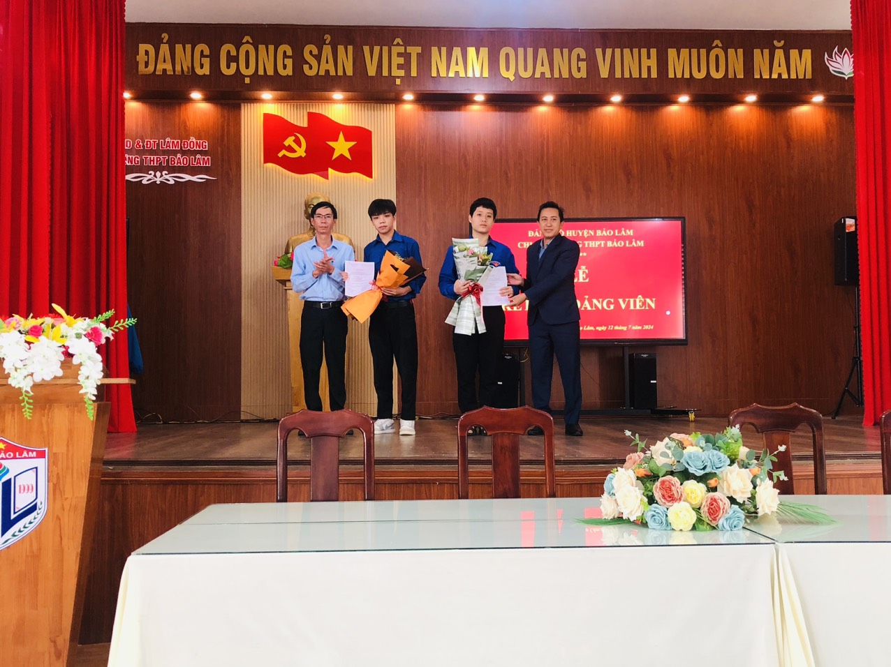 CHI BỘ TRƯỜNG THPT BẢO LÂM TIẾP TỤC PHÁT TRIỂN ĐẢNG VIÊN LÀ ĐOÀN VIÊN HỌC SINH XUẤT SẮC.