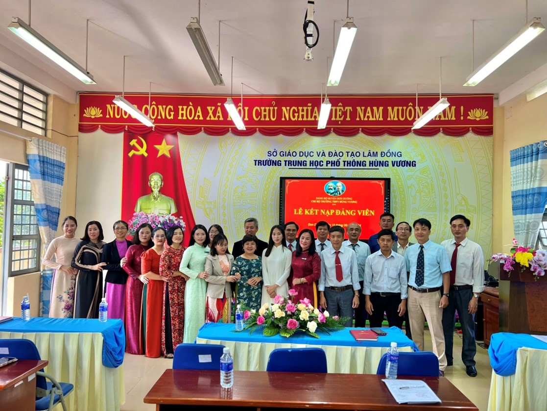 MỘT ĐOÀN VIÊN 18 TUỔI  ĐỨNG VÀO HÀNG NGŨ CỦA ĐẢNG