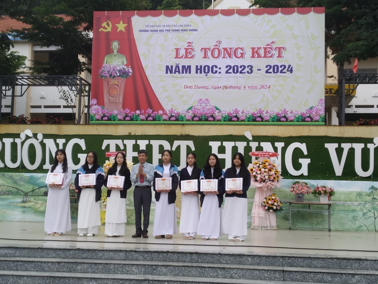 TRƯỜNG THPT HÙNG VƯƠNG TỔ CHỨC LỄ TỔNG KẾT  NĂM HỌC 2023-2024 – TỰ HÀO NHÌN LẠI MỘT NĂM QUA