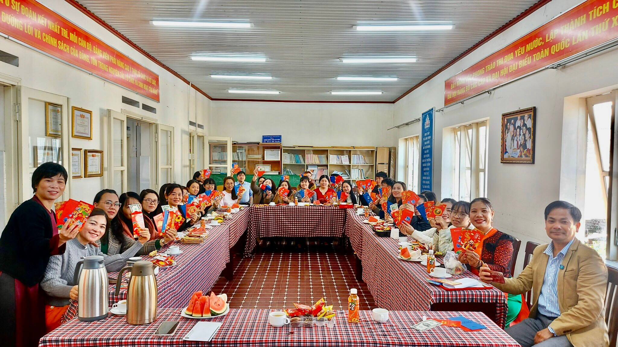 CÔNG ĐOÀN TRƯỜNG KHIẾM THÍNH TỔ CHỨC CHƯƠNG TRÌNH  “ GẶP GỠ VUI XUÂN” ĐẦU NĂM GIÁP THÌN