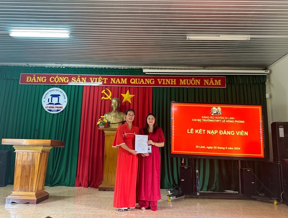 CĐCS TRƯỜNG THPT LÊ HỒNG PHONG GIỚI THIỆU 03 QUẦN CHÚNG ƯU TÚ CHO CHI BỘ KẾT NẠP ĐẢNG VIÊN MỚI