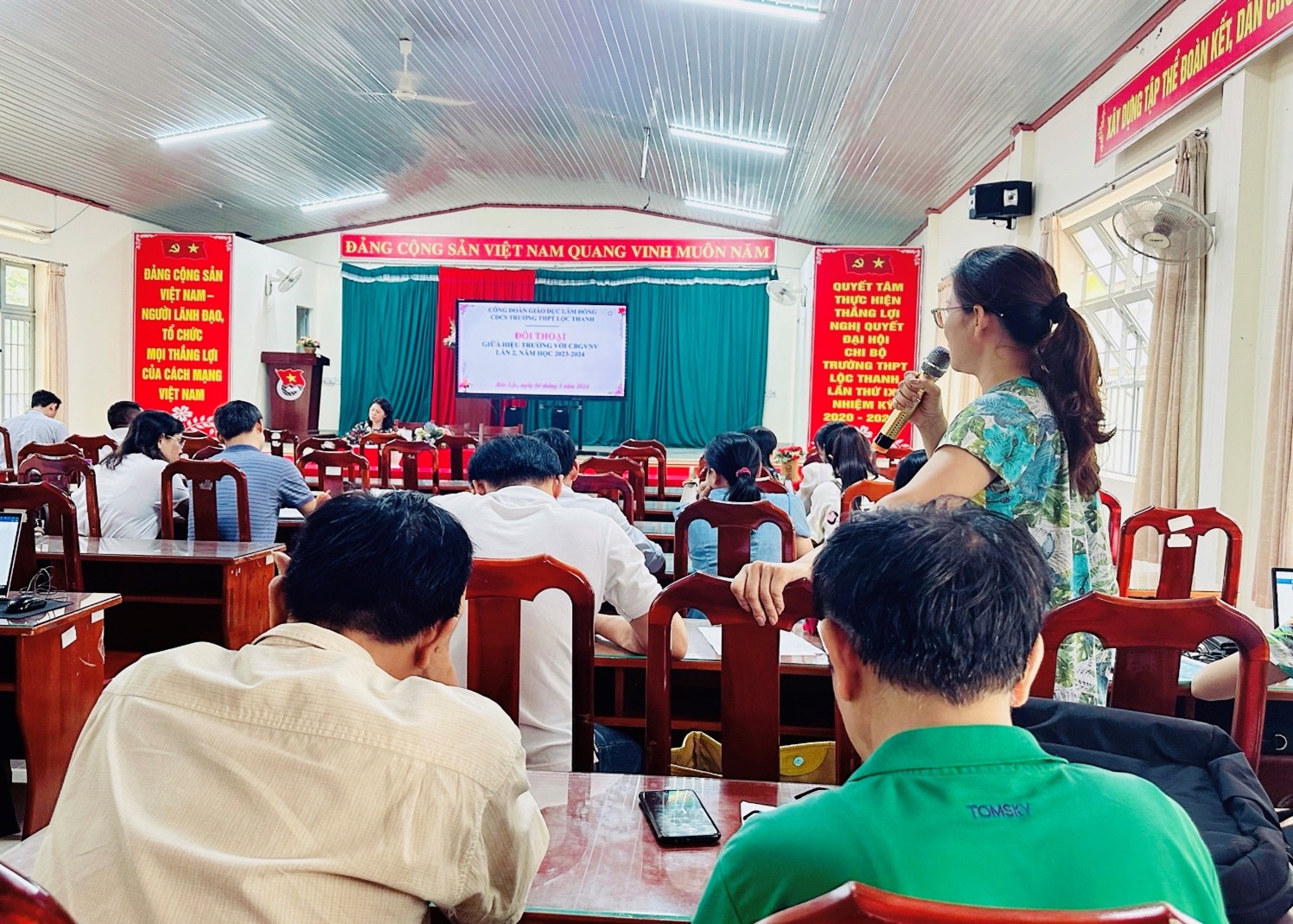 CĐCS TRƯỜNG THPT LỘC THANH TỔ CHỨC HỘI NGHỊ ĐỐI THOẠI GIỮA HIỆU TRƯỞNG VỚI CBGVNV LẦN 2 NĂM HỌC 2023 - 2024