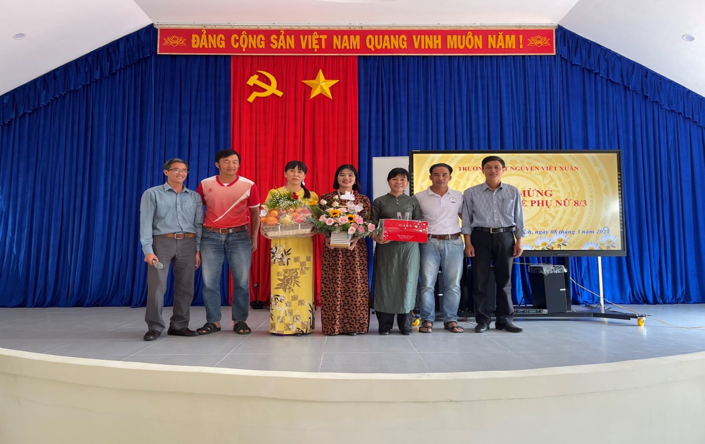 CÔNG ĐOÀN TRƯỜNG THPT NGUYỄN VIẾT XUÂN SÔI NỔI TỔ CHỨC CHÀO MỪNG 114 NĂM NGÀY QUỐC TẾ PHỤ NỮ 8/3